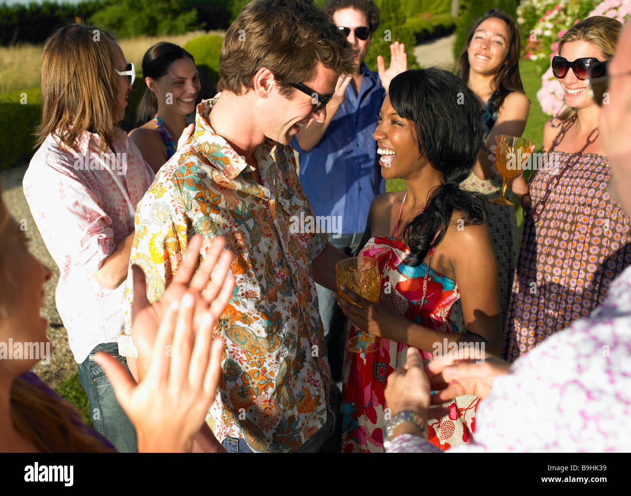 Menschen auf einer Cocktailparty, Sonnenuntergang Stockfoto