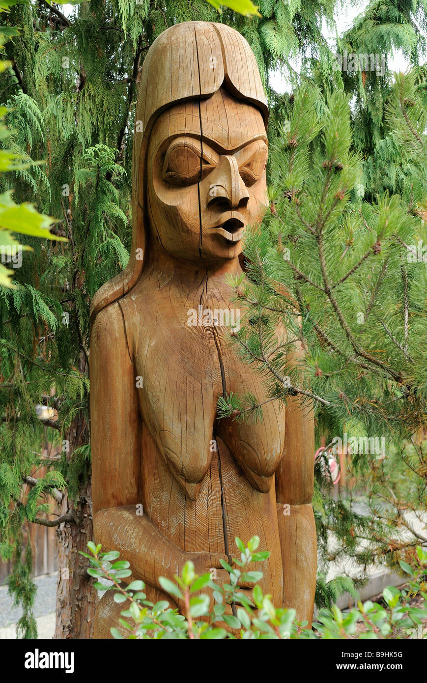 Frau, Totempfahl im Detail, Duncan, Vancouver Island, Kanada, Nordamerika Stockfoto