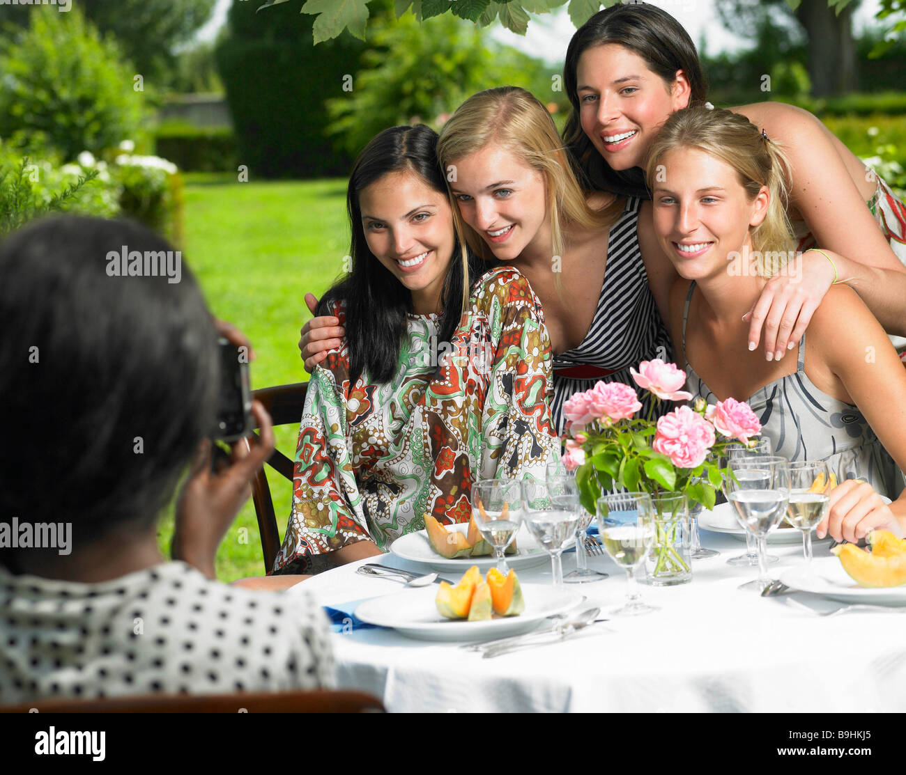 Freundinnen posieren für das Bild Stockfoto
