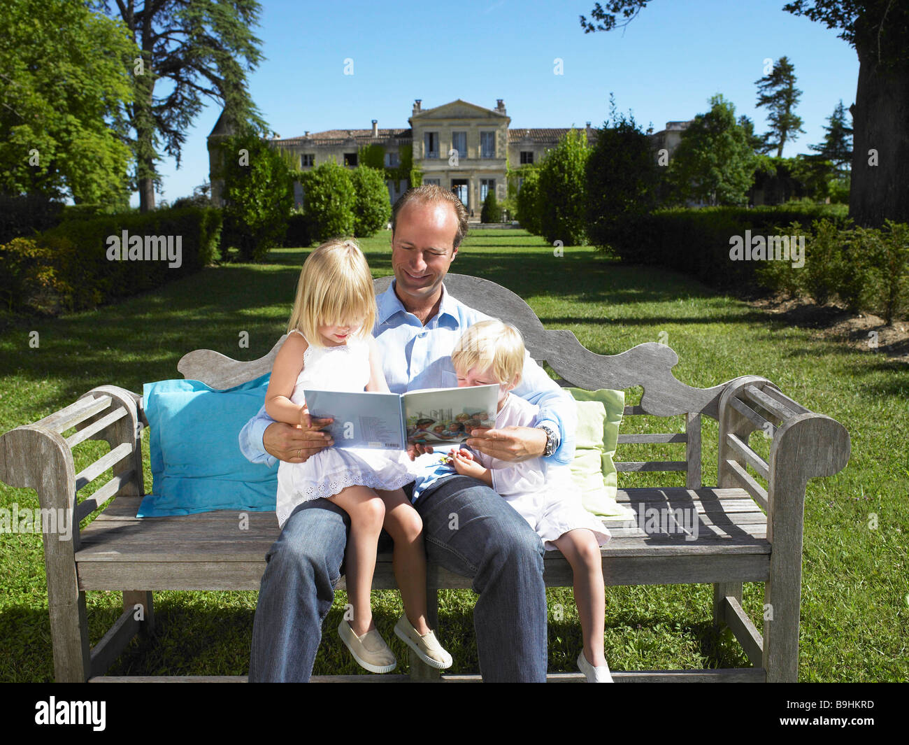 Vater ein Buch zu lesen, um seine Kinder Stockfoto