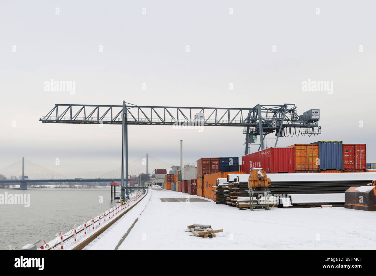 Winter am Hafen von Bonn, tief verschneiten Quay, Blick auf Container-Terminal und Portainer am Rhein, Nordrhein-Westfalen Stockfoto