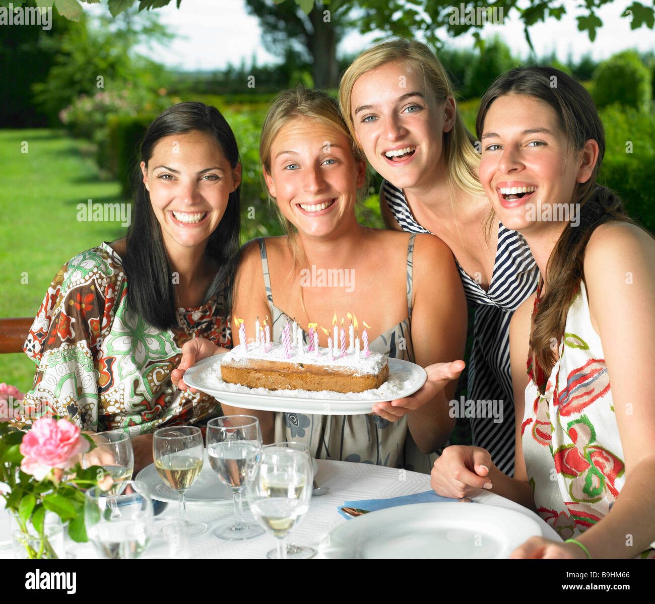 Freundinnen feiern Geburtstag Stockfoto