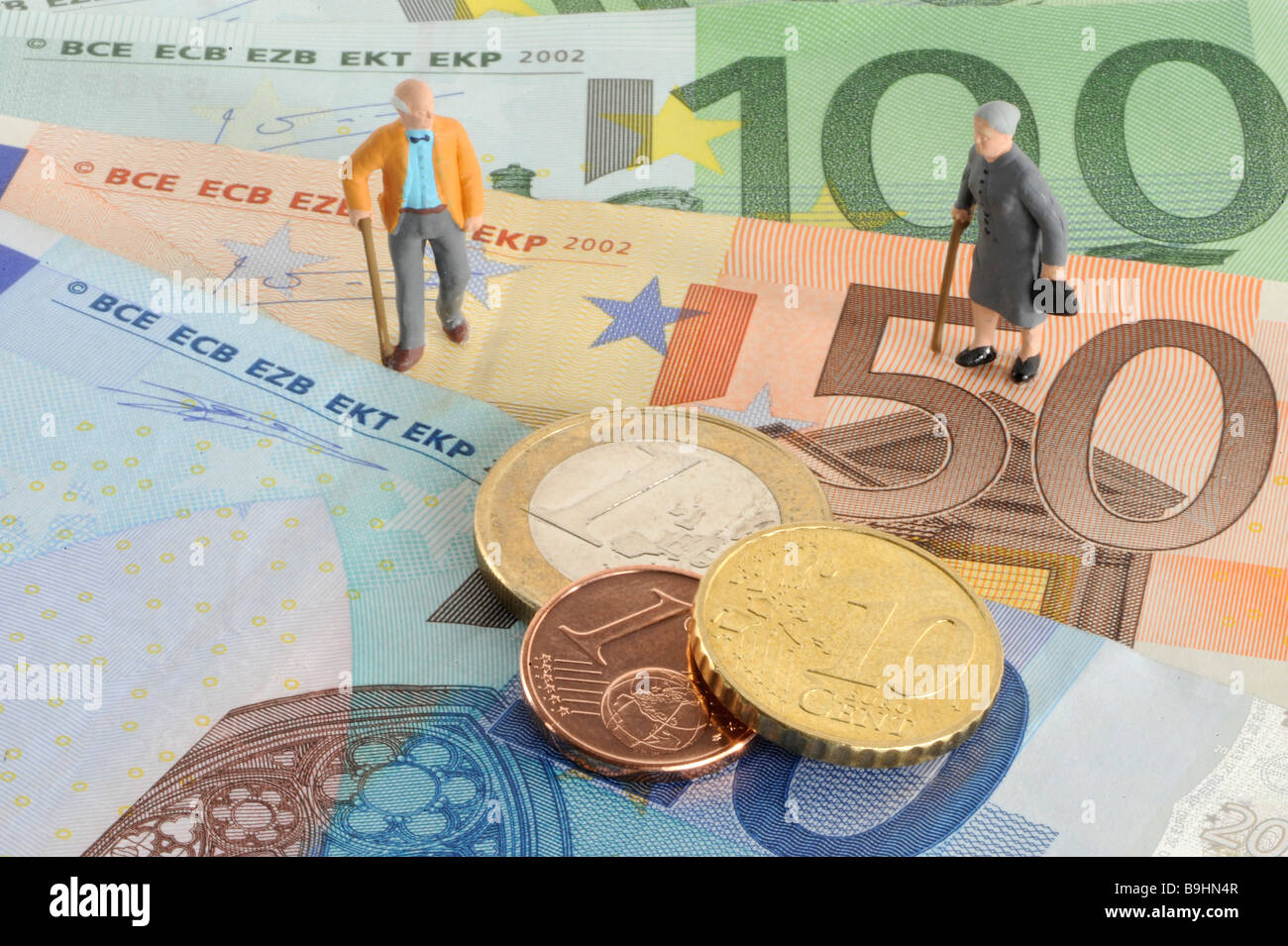 Figuren der Rentner auf Banknoten, symbolisches Bild für Altersrente Anordnung Stockfoto