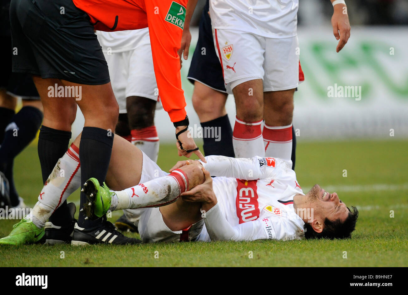 Ciprian Marica, VfB Stuttgart, auf dem Boden liegend zu verletzen Stockfoto