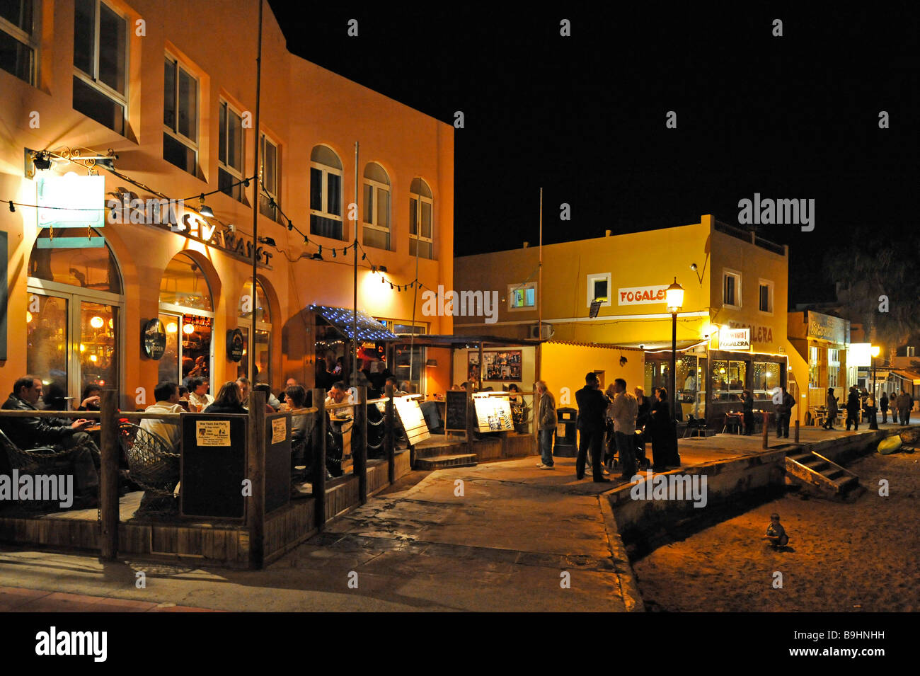 Straßenszene mit Restaurant in der Nacht, Corralejo, Fuerteventura, Kanarische Inseln, Spanien, Europa Stockfoto