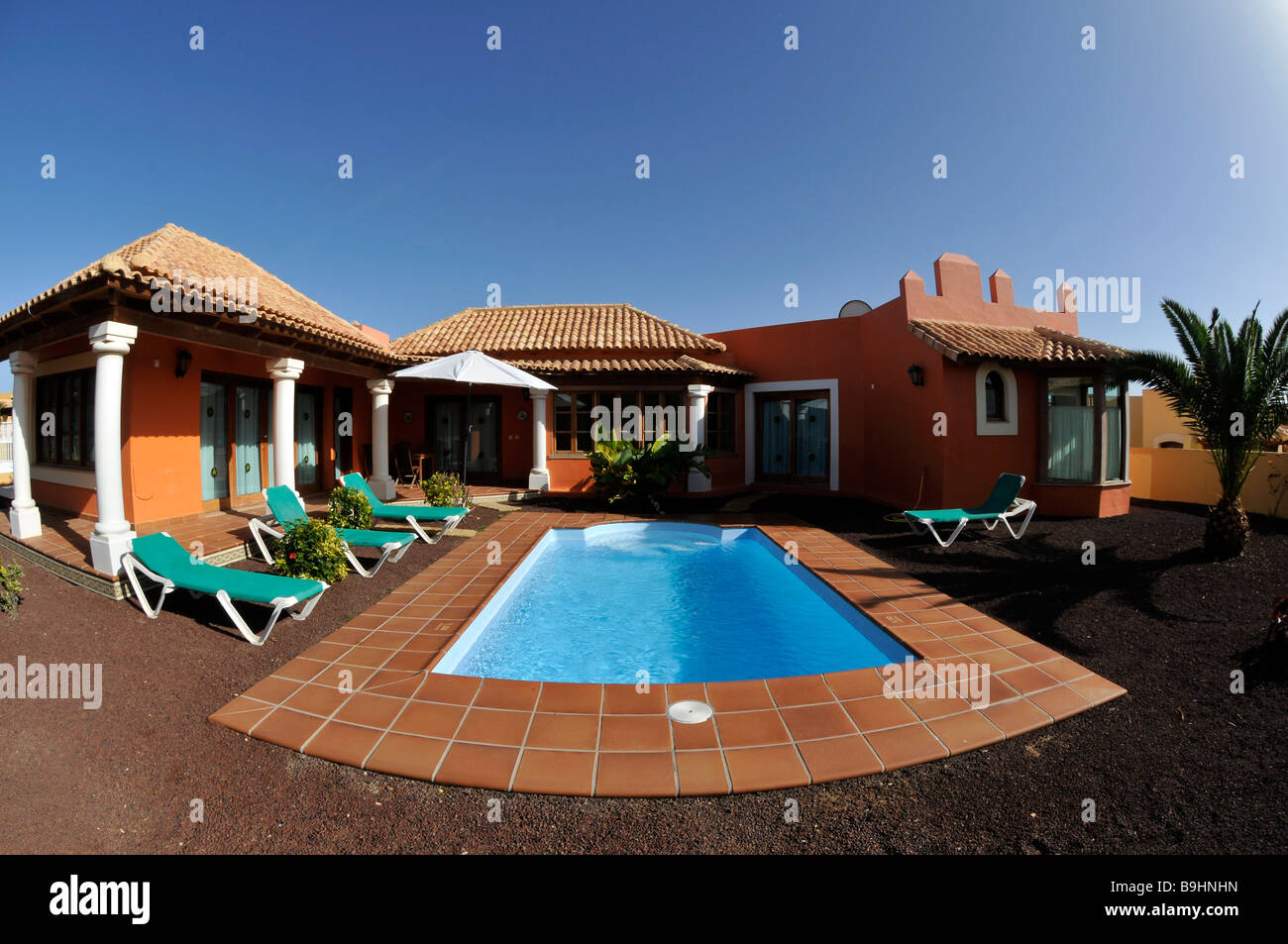 Fischaugen-erschossen, Bungalow Villa mit Pool, Corralejo, Fuerteventura, Kanarische Inseln, Spanien, Europa Stockfoto