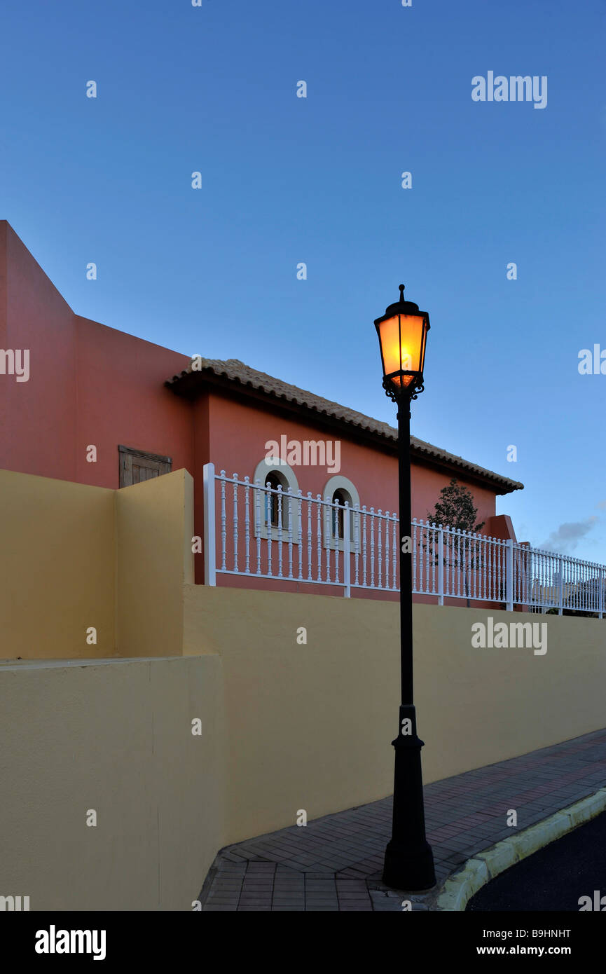 Bungalow-Villa mit einer Laterne, Corralejo, Fuerteventura, Kanarische Inseln, Spanien, Europa Stockfoto