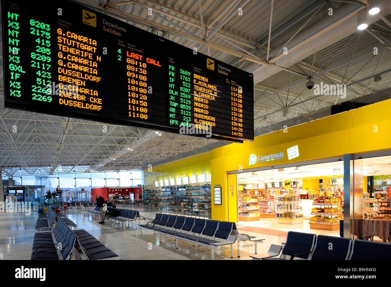 Duty Free Shop und einer Abfahrtstafel im Wartebereich am boarding-Gate, der Flughafen von Fuerteventura, Kanaren, Deutschland, Eu Stockfoto