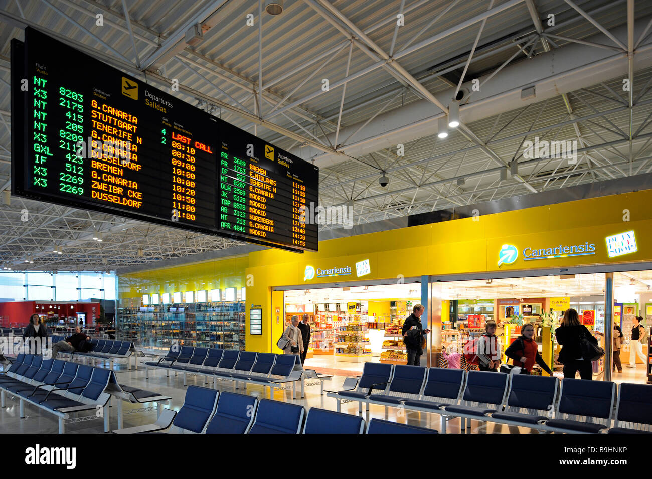 Duty Free Shop und einer Abfahrtstafel im Wartebereich am boarding-Gate, der Flughafen von Fuerteventura, Kanaren, Deutschland, Eu Stockfoto