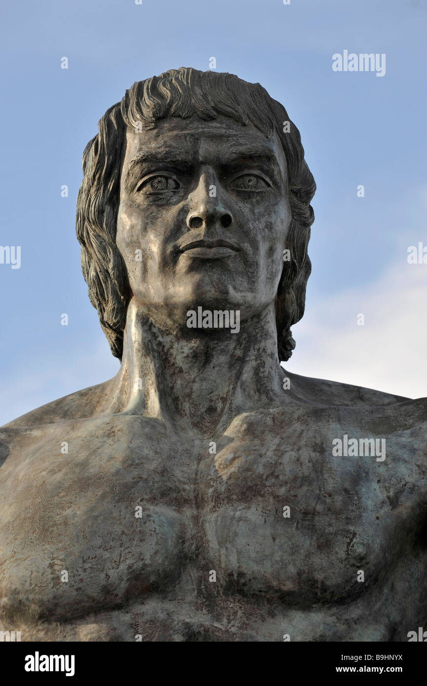 Größer-als-Leben-sortierte Bronze Krieger Figur bewachen das Tal von Vega de Rio de Las Palmas neben der Straße nach Betancuria, Stockfoto