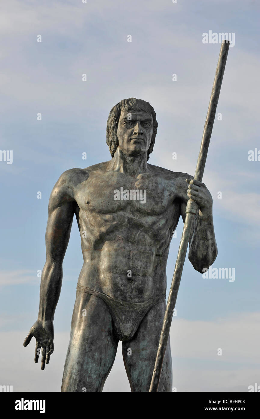 Größer-als-Leben-sortierte Bronze Krieger Figur bewachen das Tal von Vega de Rio de Las Palmas neben der Straße nach Betancuria, Stockfoto