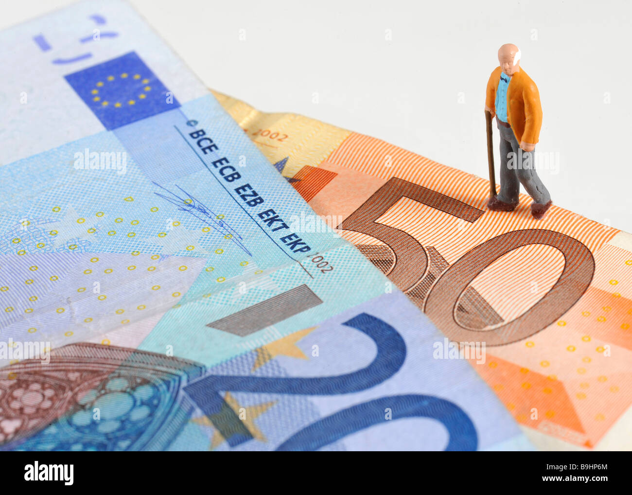 Figur einer alt-Alter-Rentners auf einer Banknote, Symbol für Altersvorsorge, Rente Stockfoto