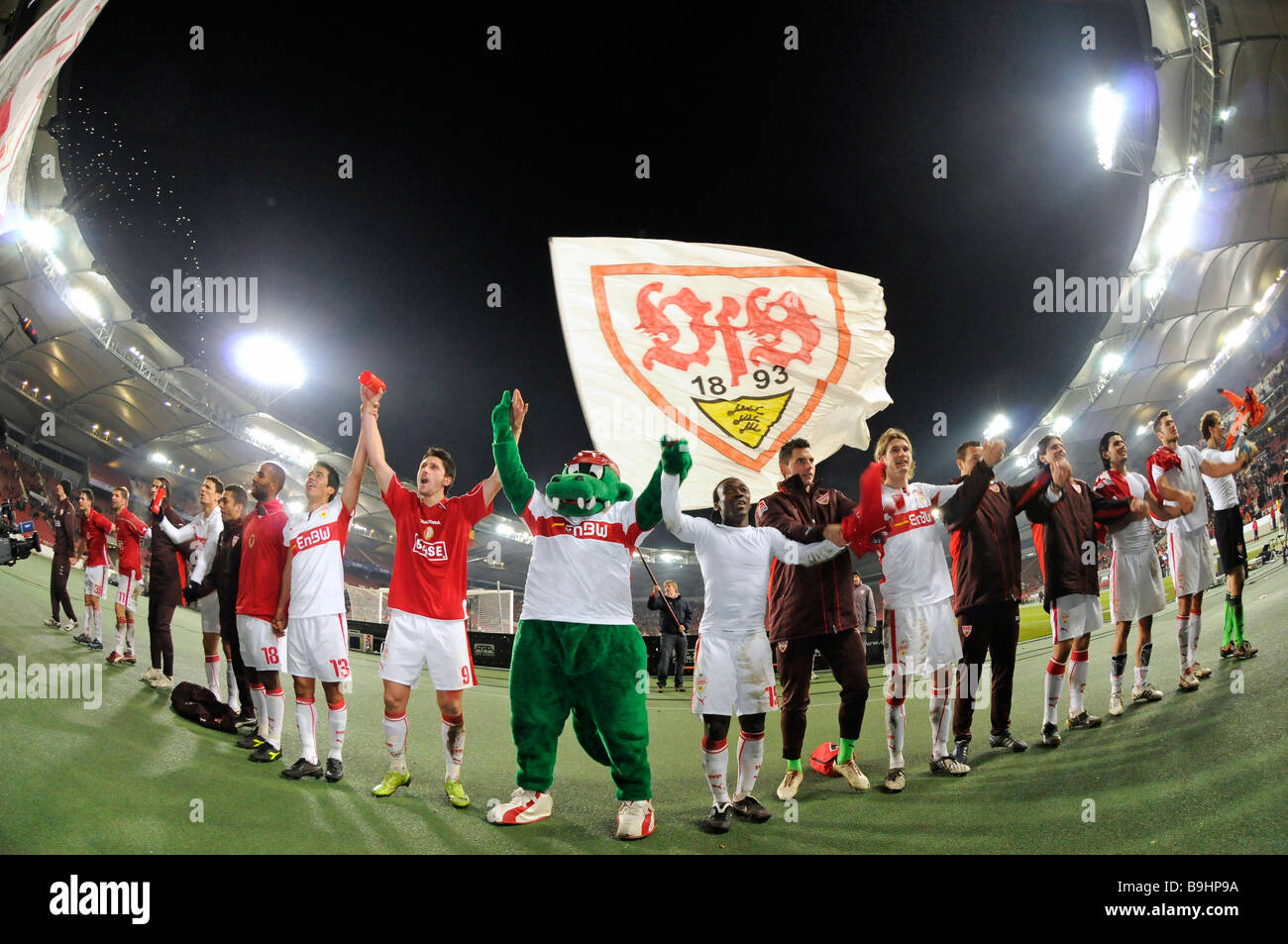 VfB Stuttgart Team feiert den Sieg mit Maskottchen Fritzle im Ventilator blockieren, Mercedes-Benz Arena, Stuttgart, Baden-Wuerttem Stockfoto