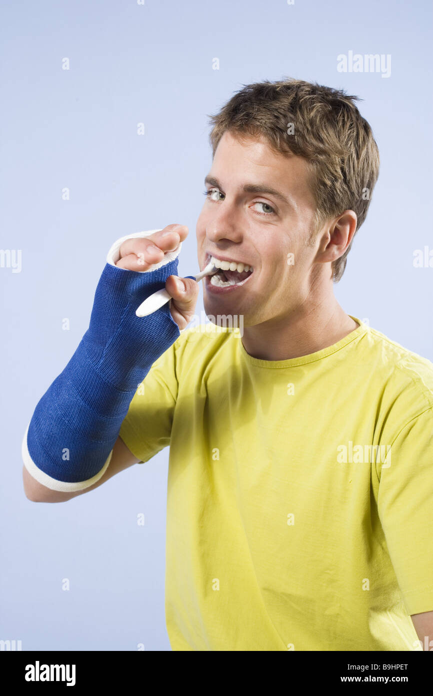 Mann Arm in Gips Zahnreinigung fröhlich Serie Menschen Arm Verletzungen