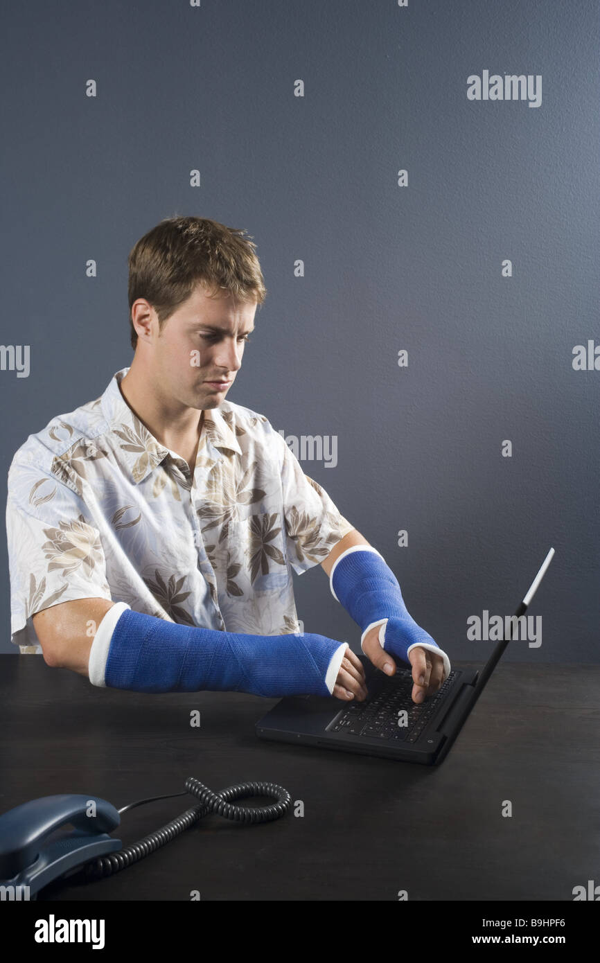 Mann Arm in Gips Notebook Daten Eingabe Reihe Menschen Verletzungen Frakturen Arm-Pausen Gips verputzt in Abgüsse Hindernis arm Stockfoto