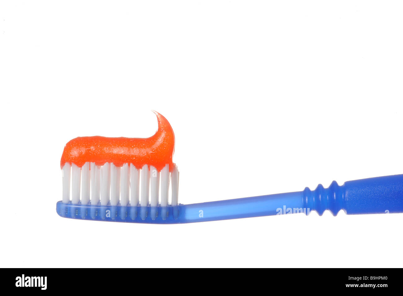 Zahnpasta auf die Zahnbürste Stockfoto