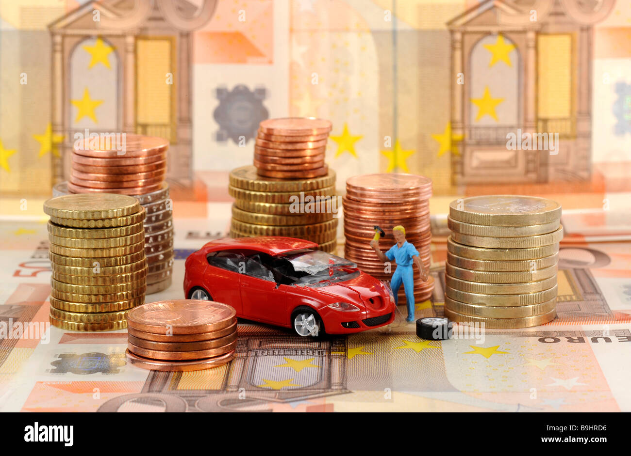 Miniatur-Auto auf Münzen, der Abwrackprämie, symbolische Zerstörung Bonus, Umwelt-bonus Stockfoto