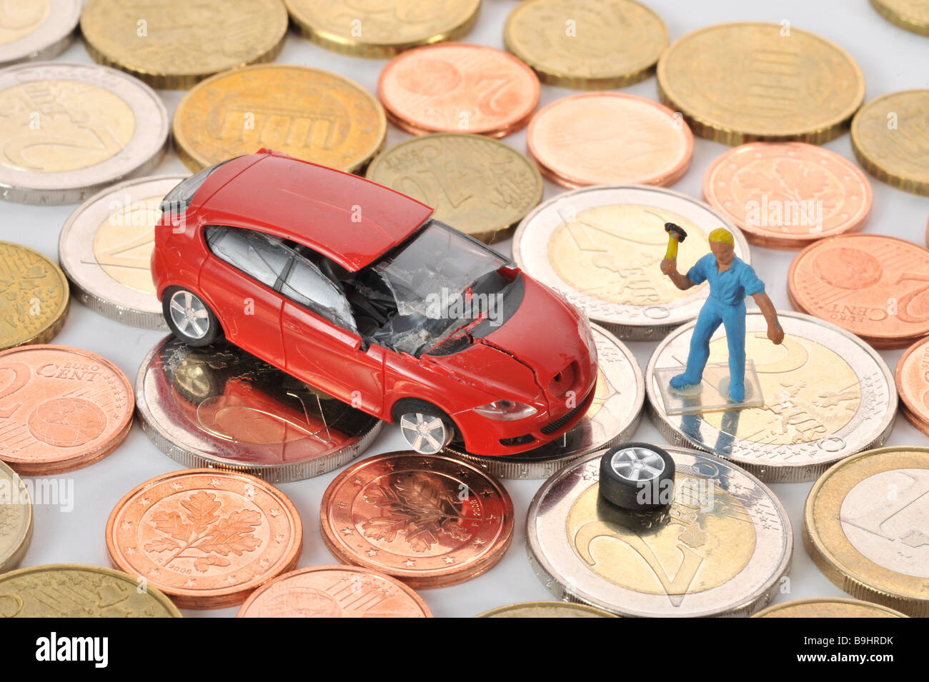 Miniatur-Auto auf Münzen, der Abwrackprämie, symbolische Zerstörung Bonus, Umwelt-bonus Stockfoto