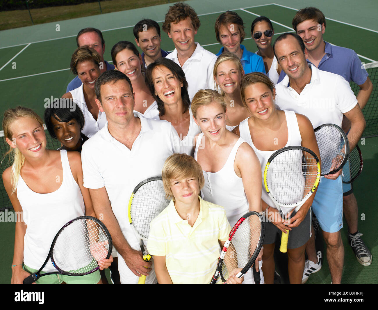 Gruppe von Menschen auf Tennisplatz Stockfoto