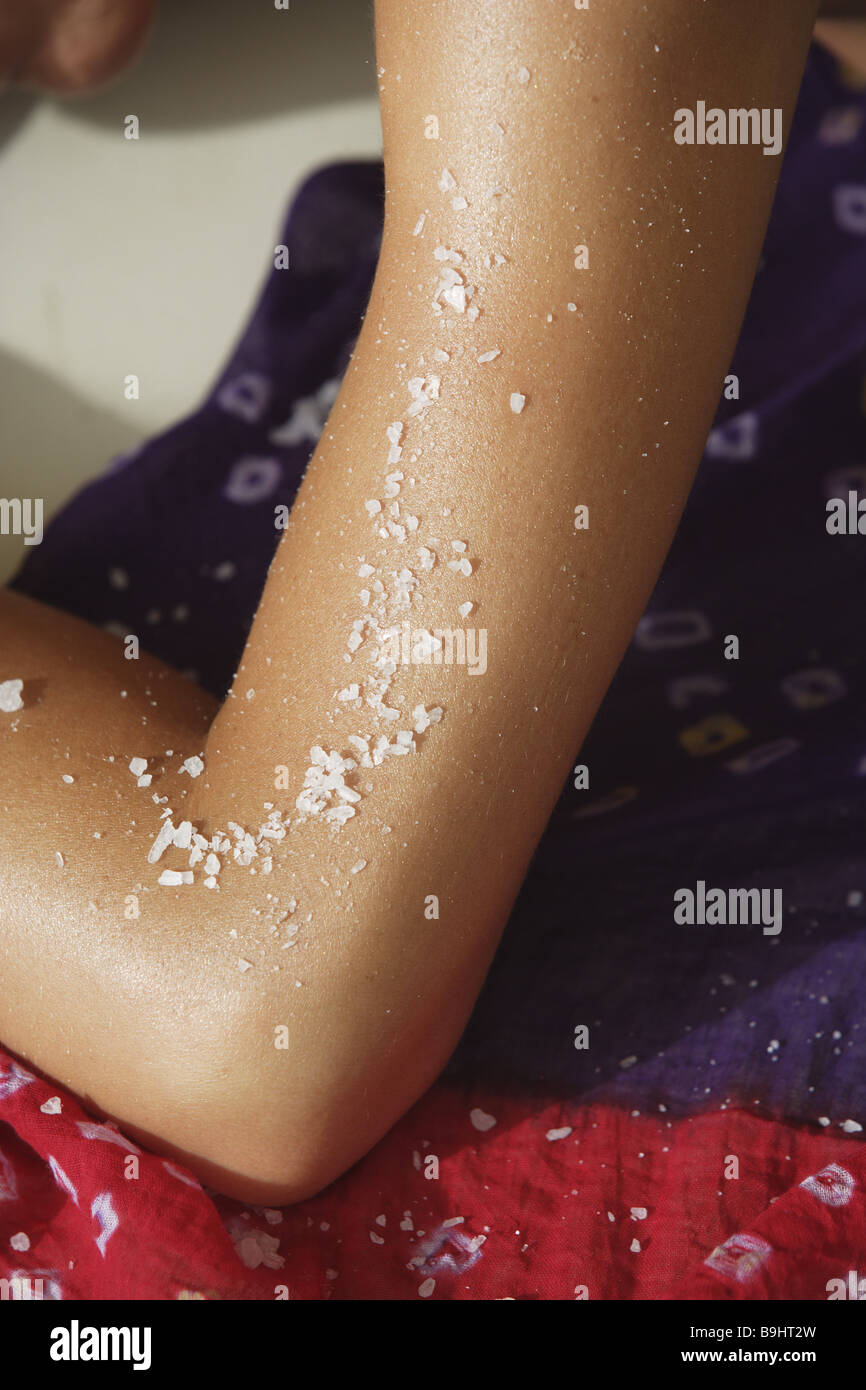 Frau junge Salz Haut Oberarm peeling Körperpflege Detail 20-30 Jahren Arm Schönheit Detail dekontaminieren Säuberung Reinigung Stockfoto
