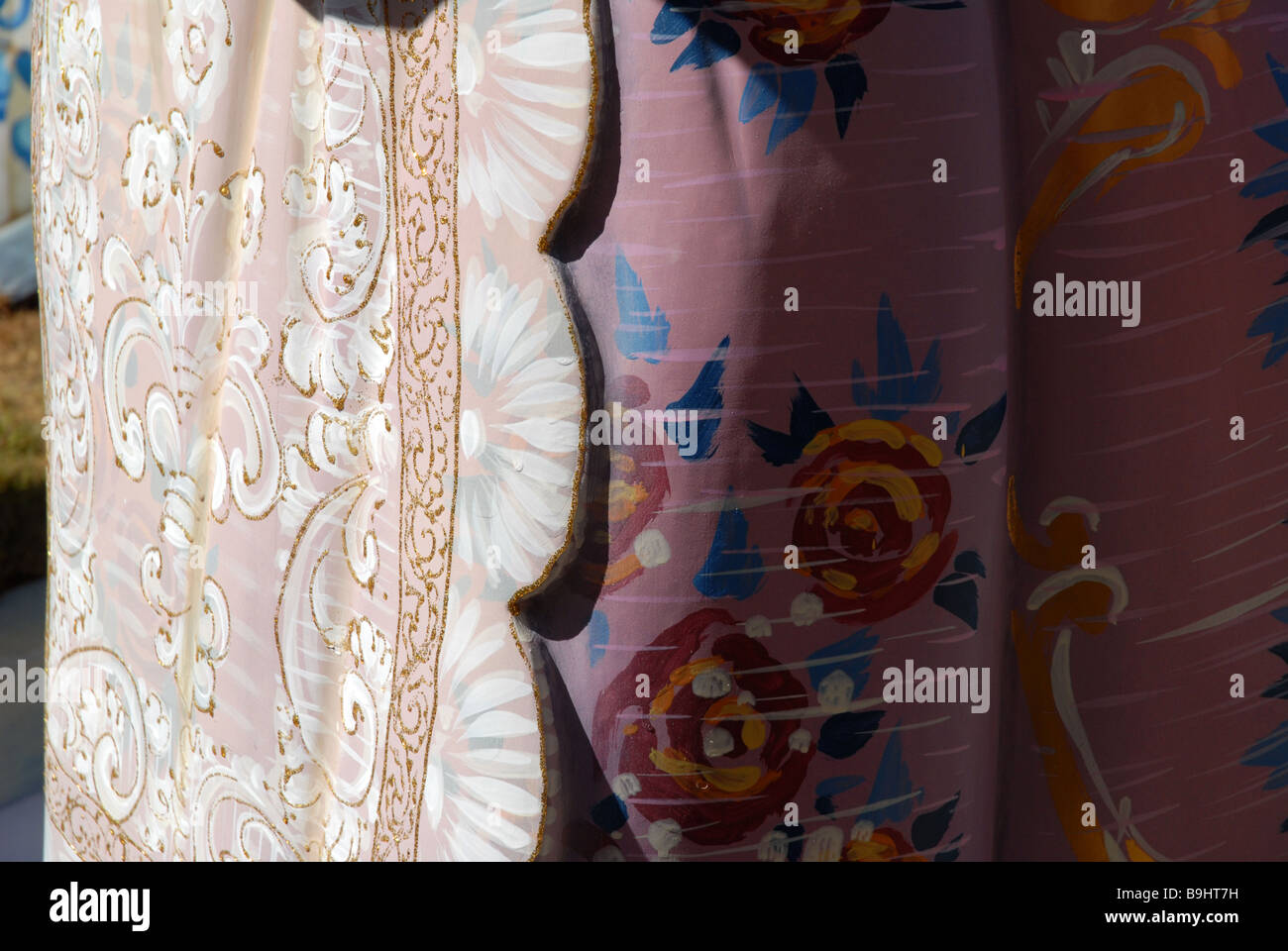 Details zur traditionellen Kleidung einer Fallera, Las Fallas Fiesta, Dia de San Jose, Denia, Provinz Alicante, Comunidad Valenciana, Spanien Stockfoto
