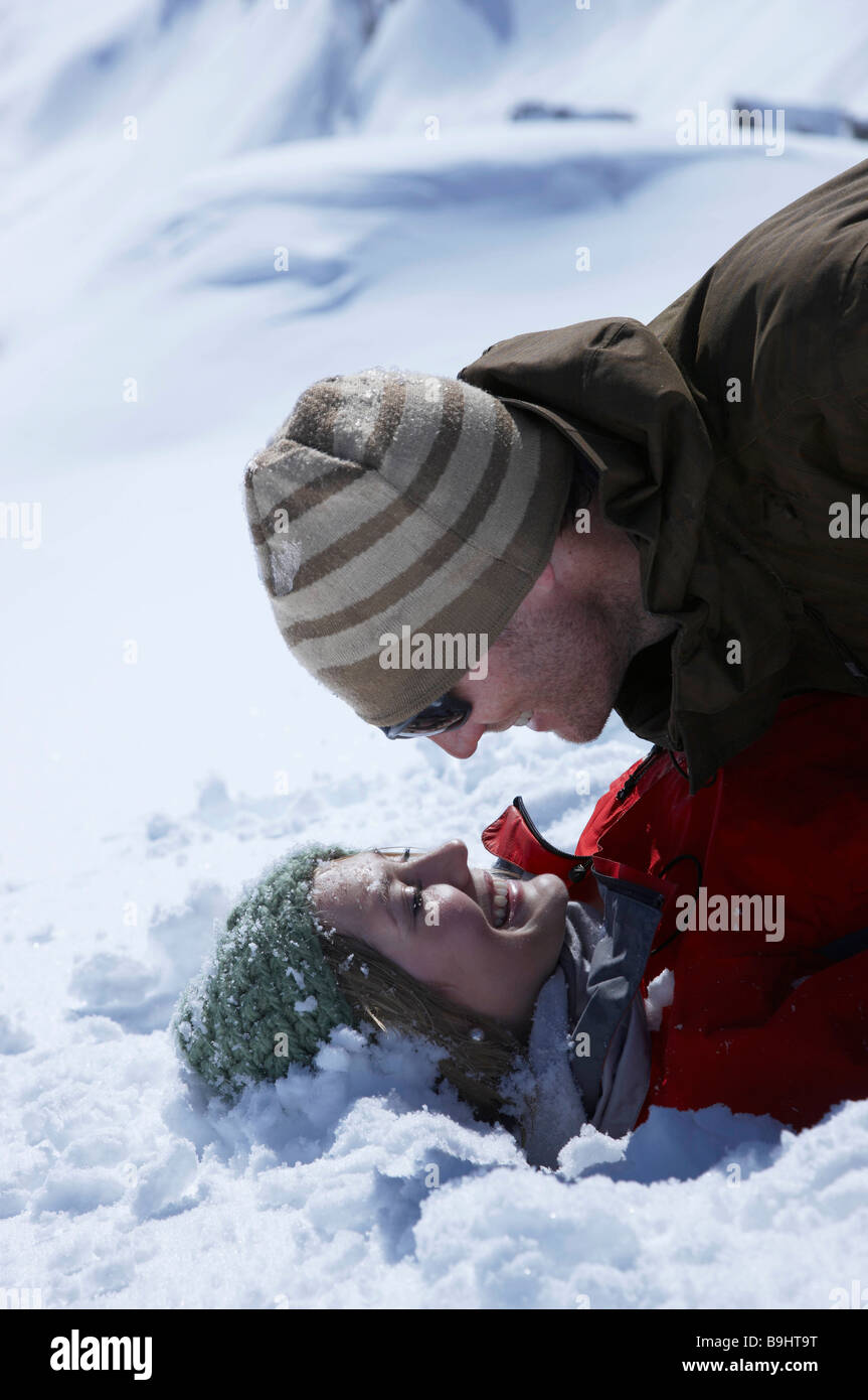 Junges Paar im Schnee liegend Stockfoto