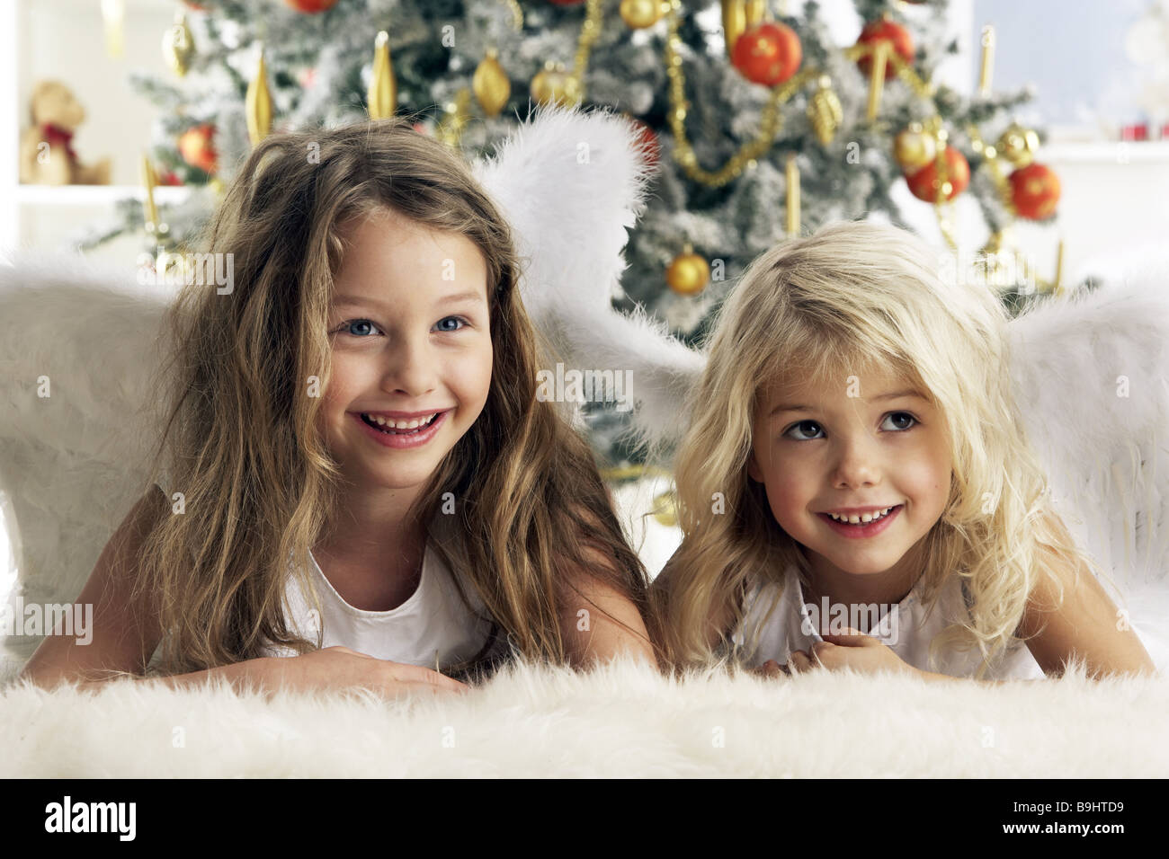 Weihnachten-Schwestern-Engelsflügel, die Weihnachtsengel Teppich liegen Hintergrund Christian Baum Detail Porträt-Serie Menschen Kinder Mädchen Stockfoto