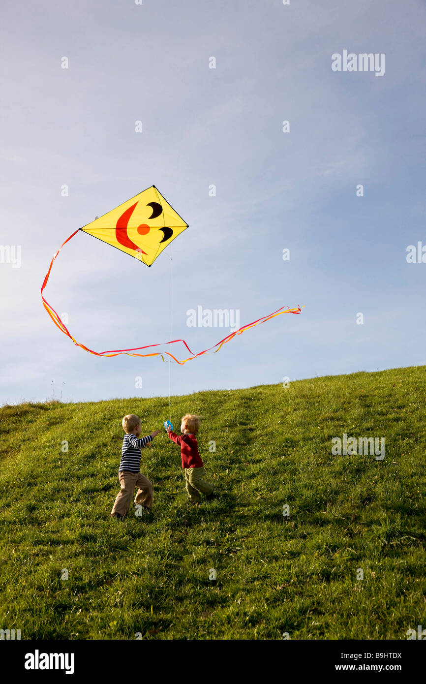 Zwei jungen fliegen einen Drachen Stockfoto