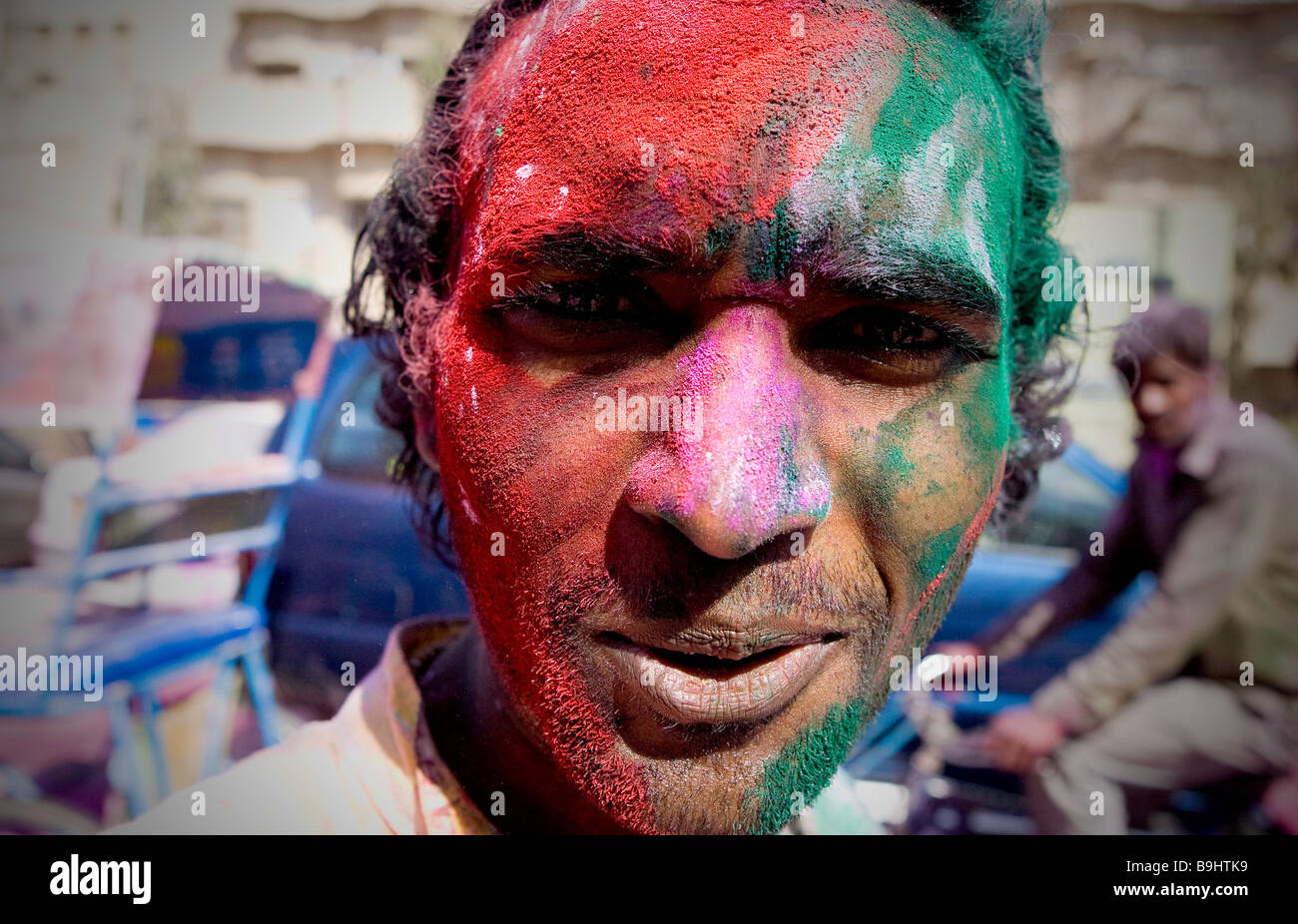 Ein Mann feiert das jährliche Holi-Festival in Vrindavan Nordindien Stockfoto