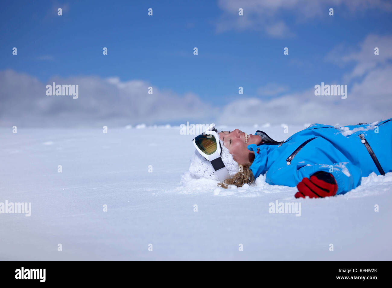 Frau, lachen, liegend im Schnee Stockfoto