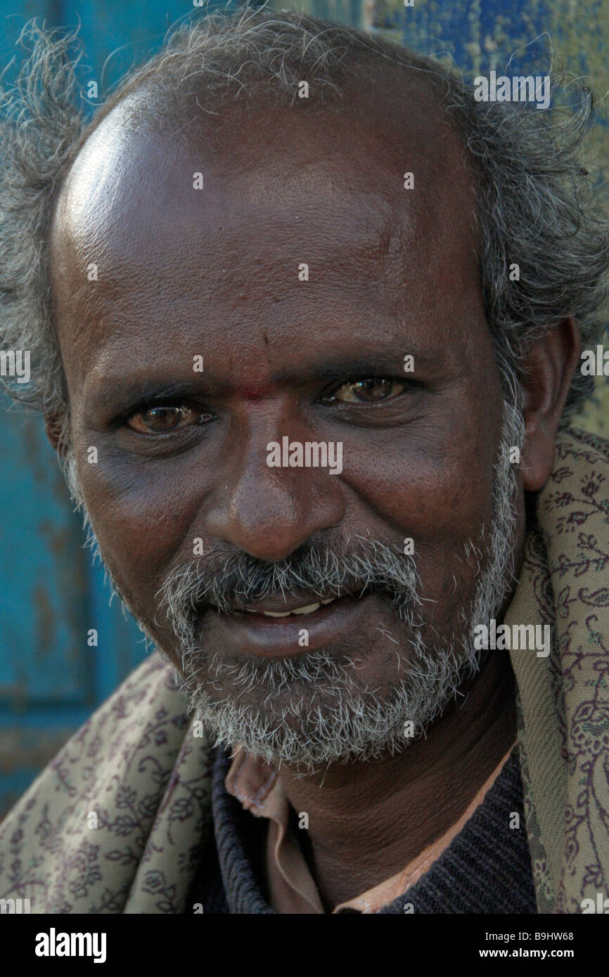 Indischer Mann am lokalen Markt in Ooty, Tamil Nadu, Indien Stockfoto