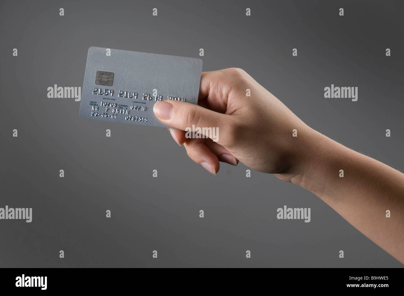 Weibliche Hand Holding Kreditkarte Stockfoto