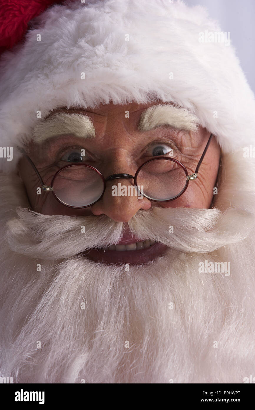 Santa Claus Brille Porträt Lächeln angebrochenen Serie Menschen Mann Herren-Portrait Verkleidung Bart künstlich Rausch-Bart Stockfoto