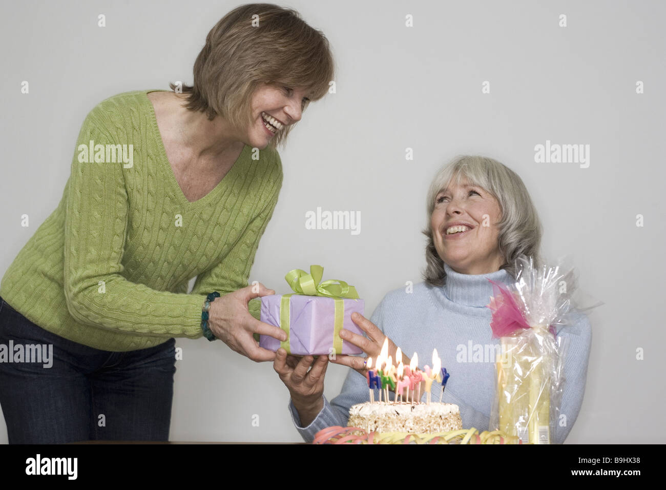 Senior Geburtstagsgeschenk Frau Frohlich Detail Serie Menschen Geben Senioren Frauen Freunde Freundschaft Geburtstagsgeschenke Geburtstag Kuchen Stockfotografie Alamy