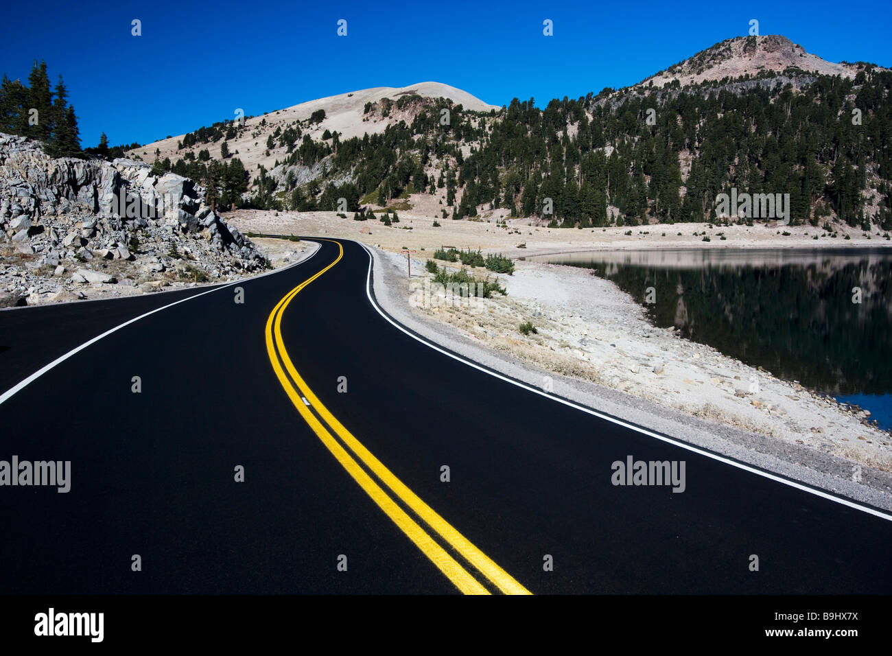 Eine Straße in der Lassen National Park, Kalifornien, USA Stockfoto