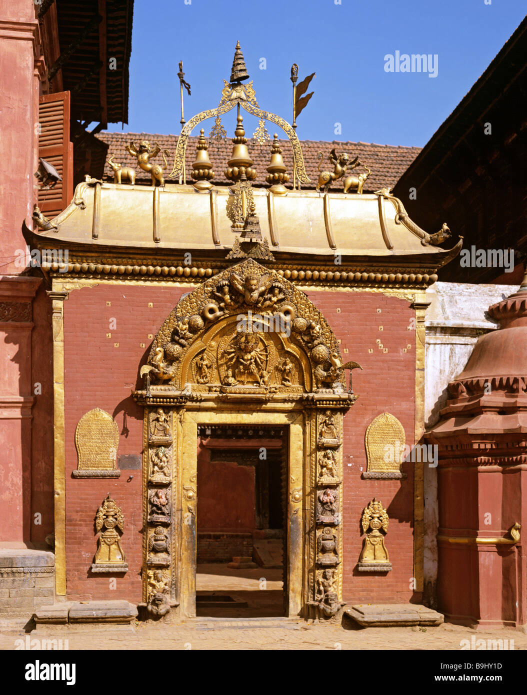 Goldene Eingangstor in den königlichen Palast Lu Dhawka, Patron Göttin Taleju, Bhaktapur, Nepal, Südasien Stockfoto