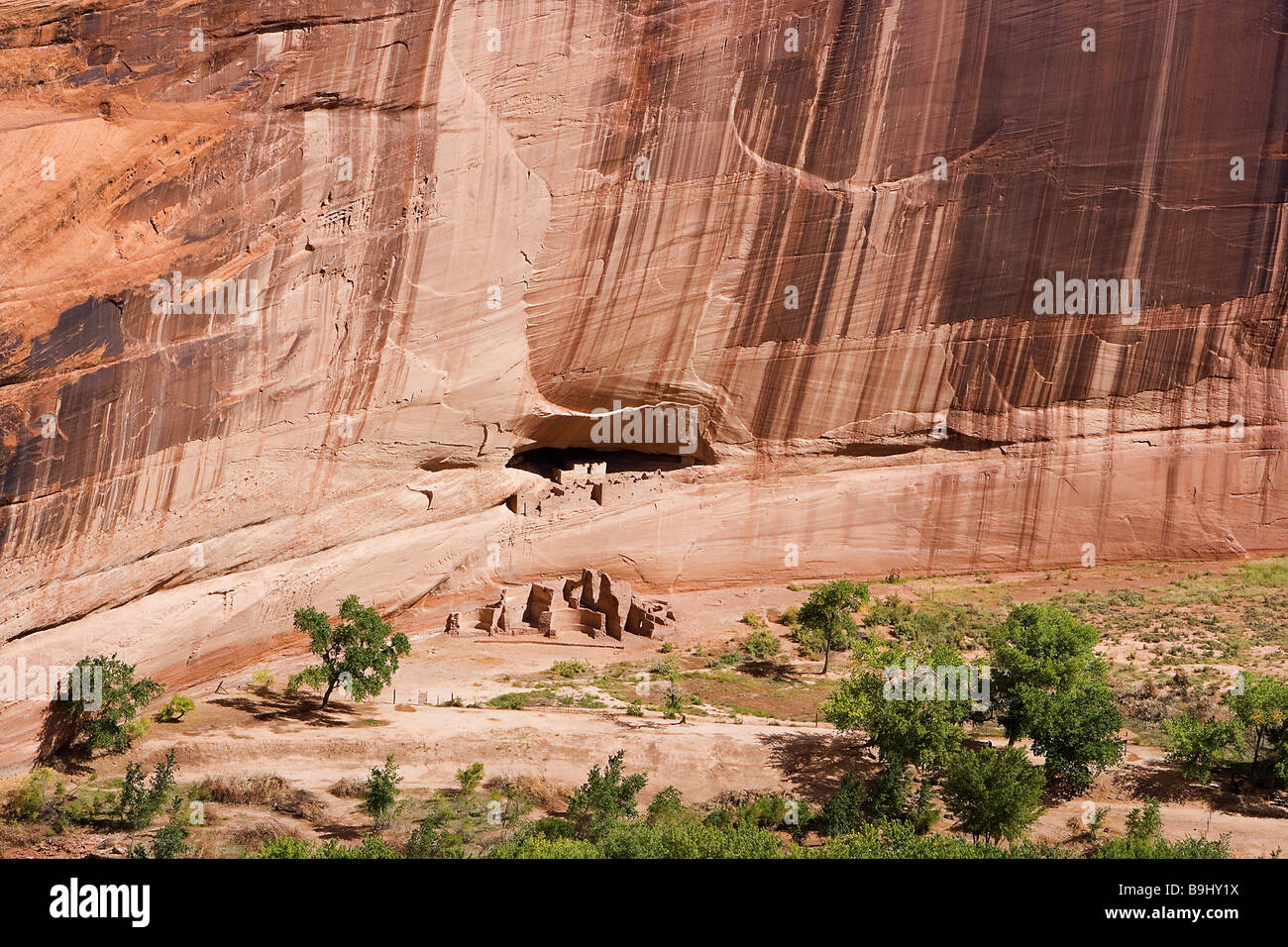 USA Arizona Canyon de Chelly National Monument weiße Haus Ruine Felswand Felsen Pueblo-Kolonie Amerika Anblick Reise Tourismus Canyon Stockfoto