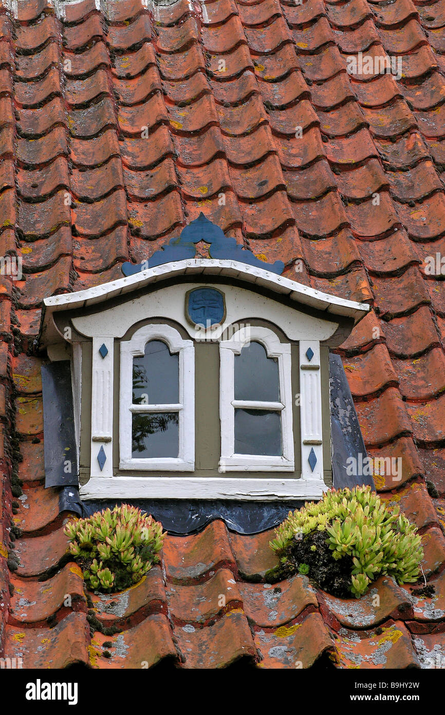 Alte Ziegel-Dach mit Mansarde Stockfoto