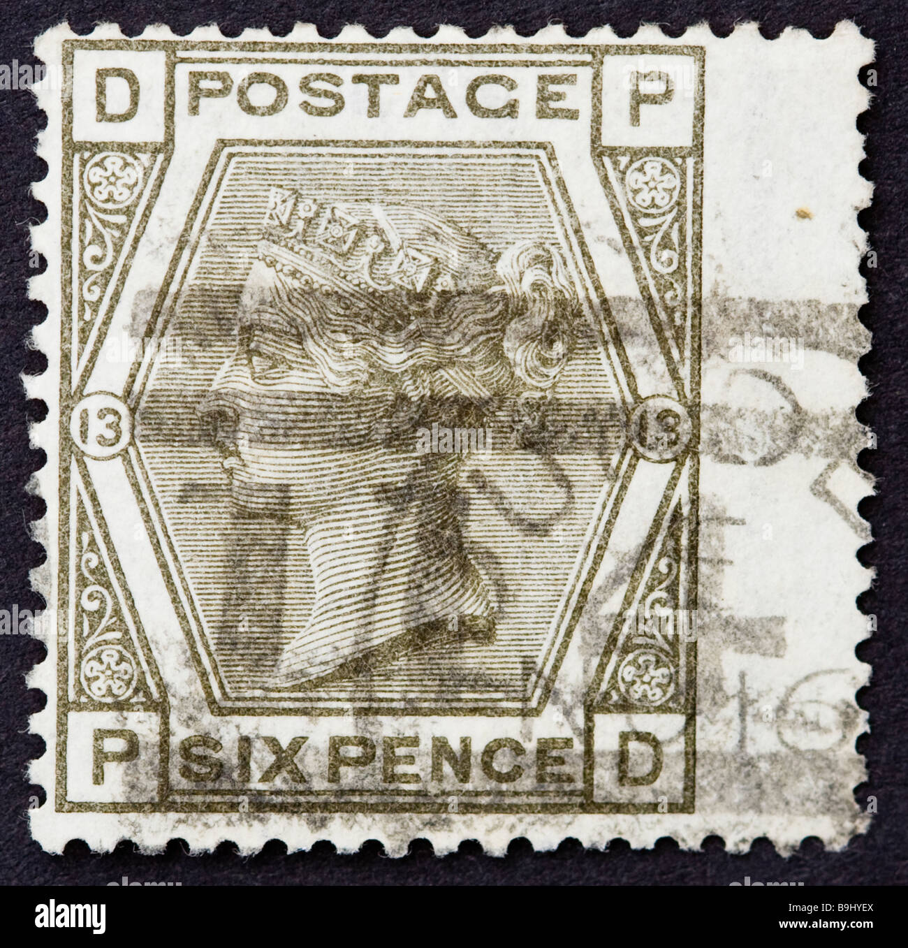 Nahaufnahme eines 6d grauen viktorianischen britischen Briefmarkens auf schwarzem Hintergrund. Verwendet mit Poststempel, Platte 13 SG147. Stockfoto
