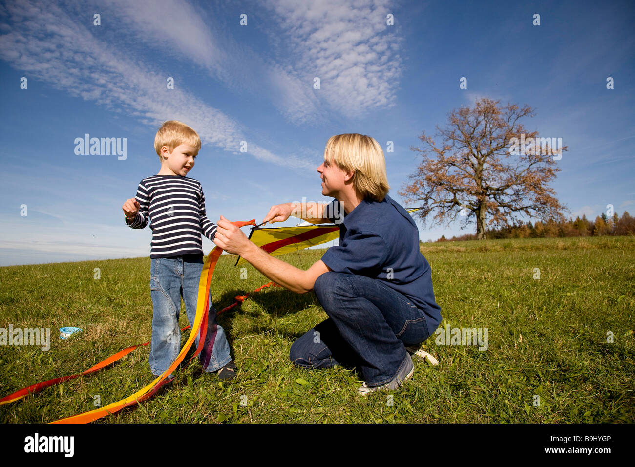 Junge und Vater zusammen einen Drachen Stockfoto