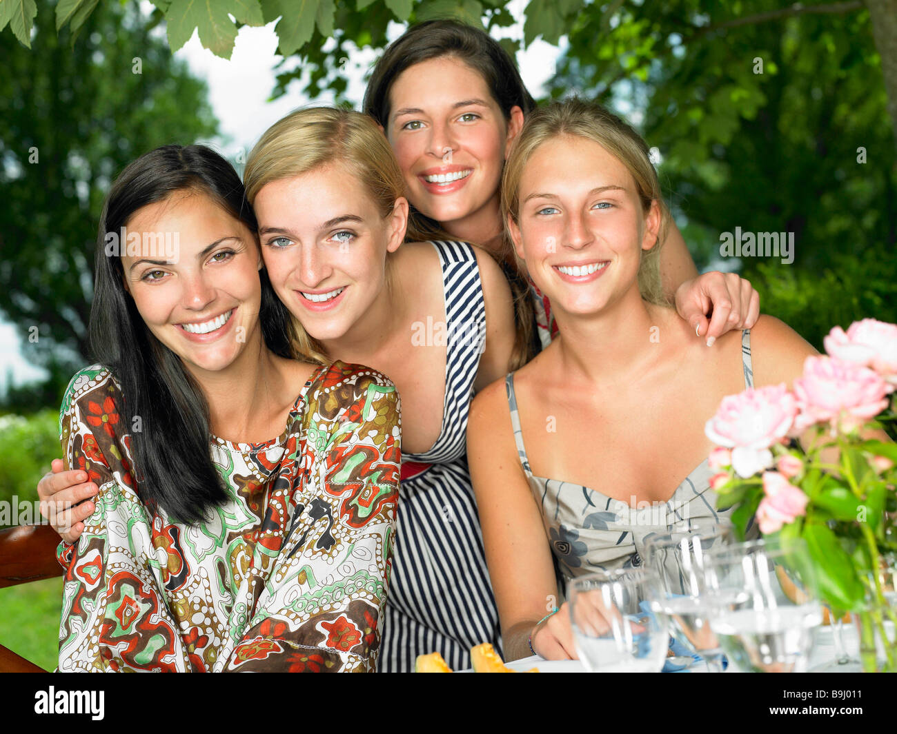 Freundinnen Lächeln für das Bild Stockfoto