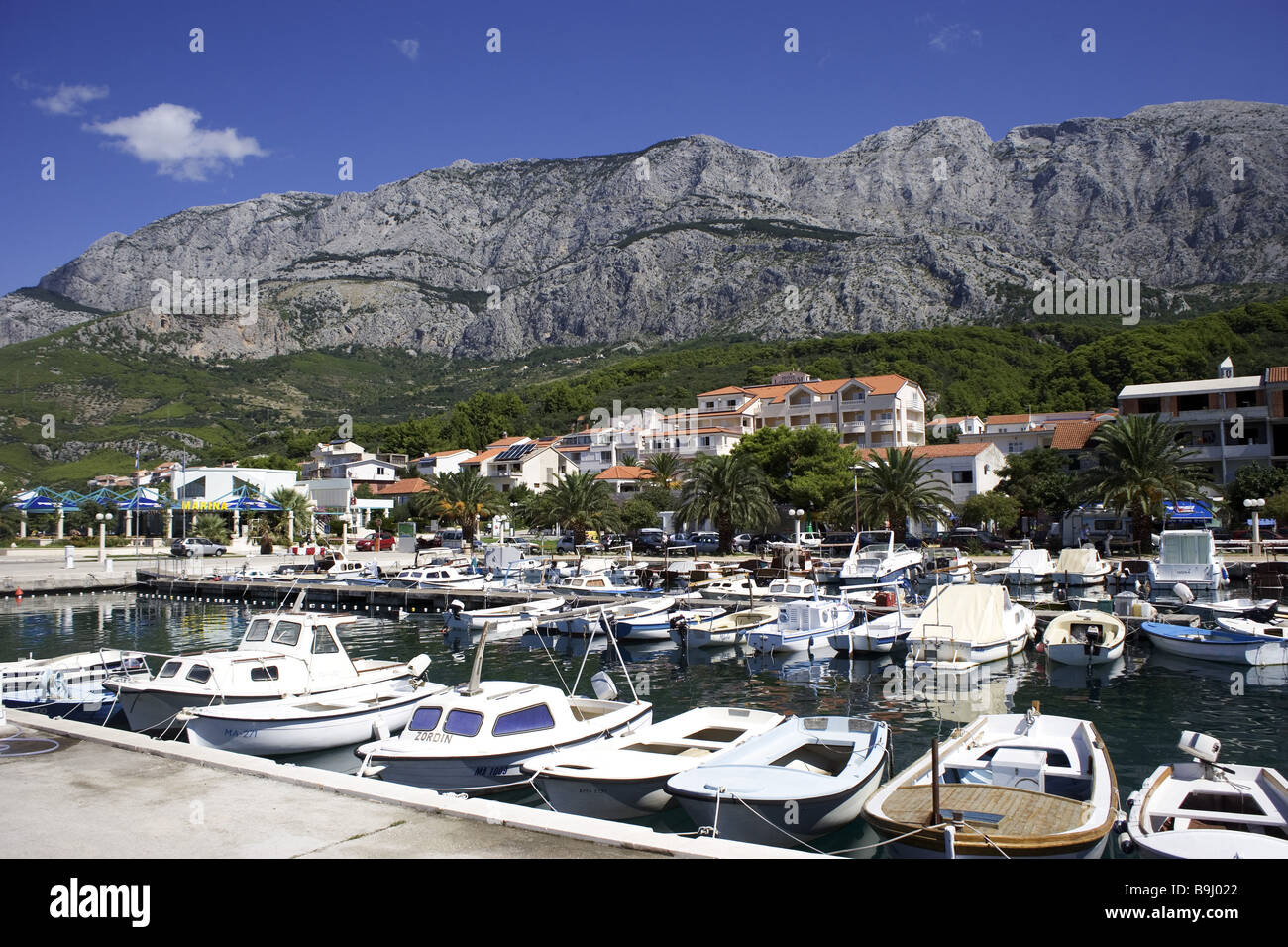 Kroatien Dalpatia Makarska Riviera Tucepi Hafen Europa Ziel Tourist Resort Adria mediterrane Gebirge Biokovo Stockfoto