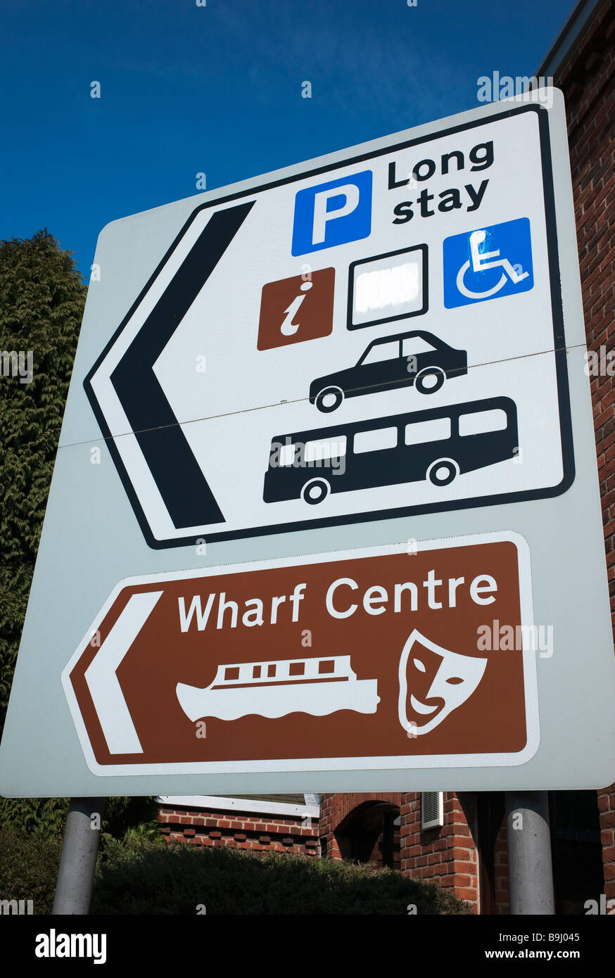 Verkehrszeichen in Devizes zeigt lokale Wharf und Parkmöglichkeiten Stockfoto