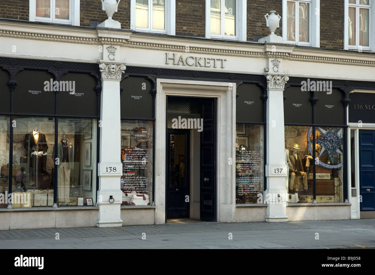HACKETT MODISCHE HERREN OUTFITTERS SLOAN STREET LONDON UK Stockfoto