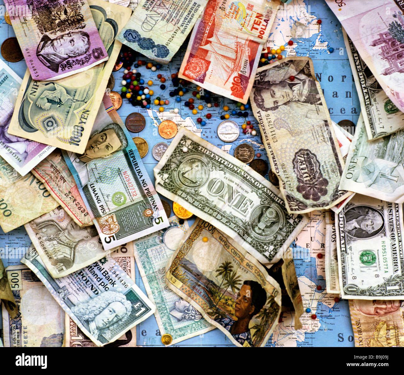 Alte Banknoten und Münzen, internationale Währungen, globale Währungen Stockfoto