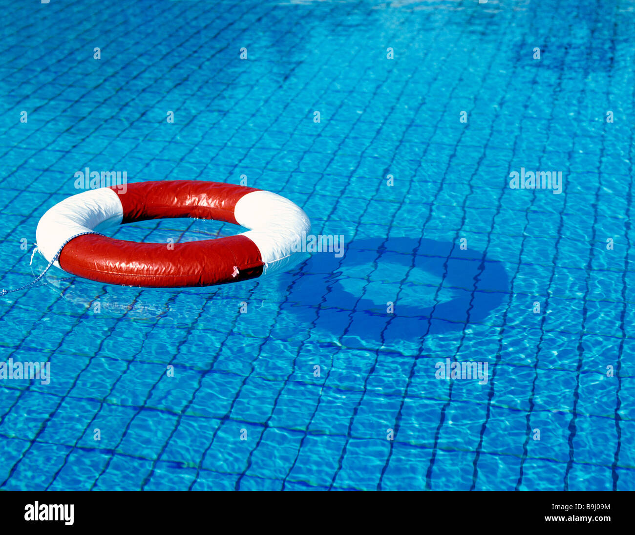 Rettungsring in einem pool Stockfoto