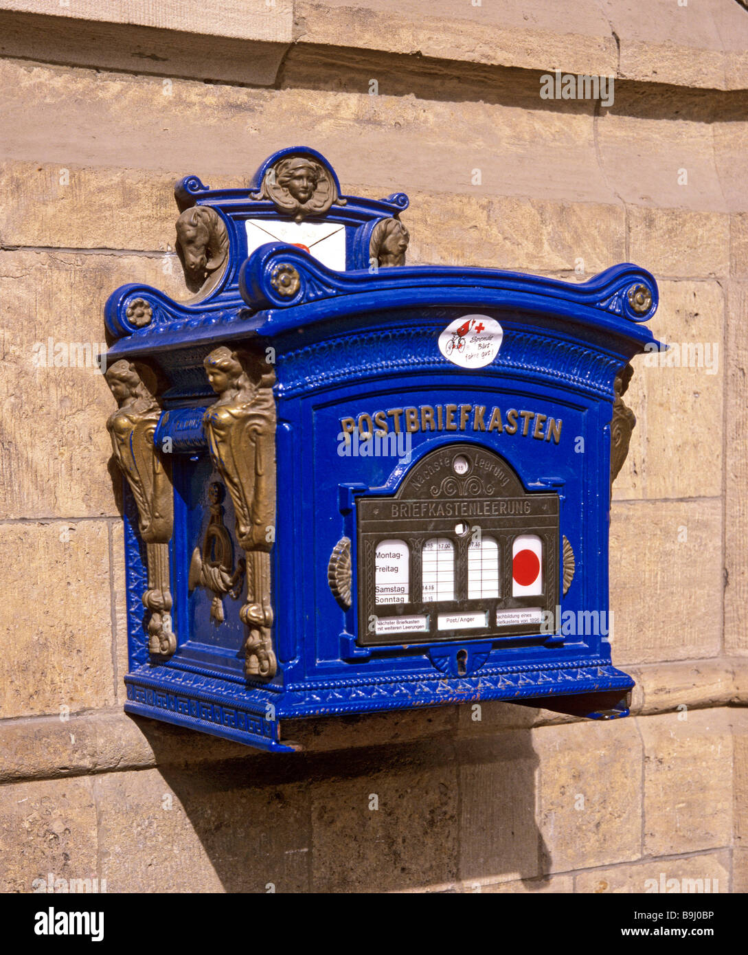 Blauer Briefkasten in Erfurt, Thüringen, Deutschland Stockfotografie - Alamy