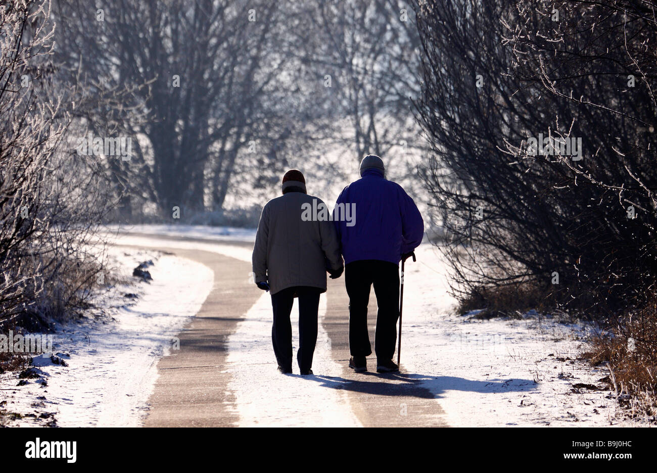 Älteres Ehepaar bei einem Spaziergang im winter Stockfoto