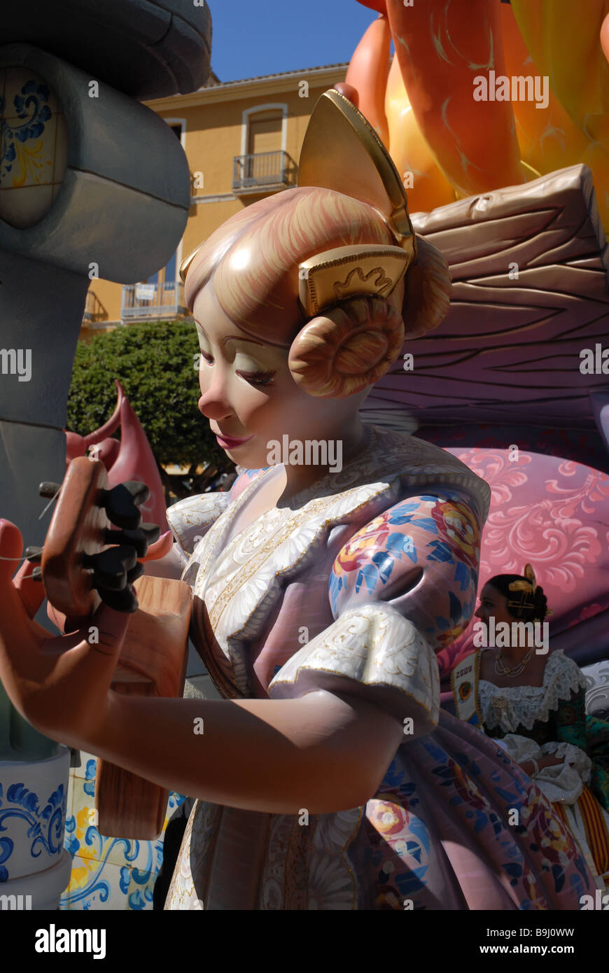 Ninot und Fallera in Las Fallas Fiesta, Dia de San Jose, Denia, Provinz Alicante, Comunidad Valenciana, Spanien Stockfoto