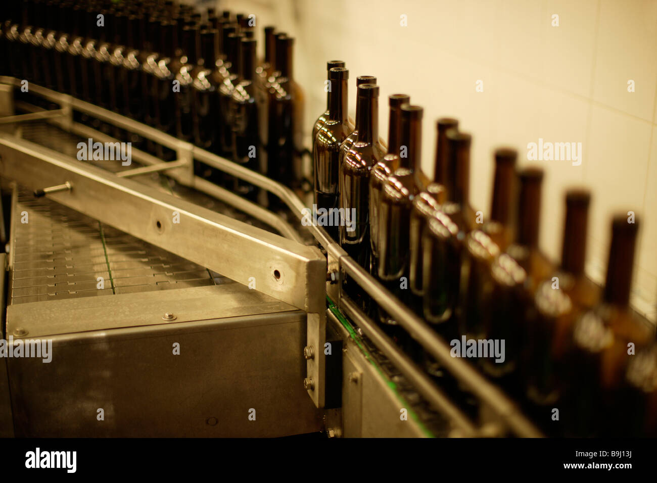 Weinflaschen auf Produktionslinie Stockfoto